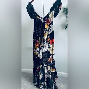Beautiful off the shoulder maxi dress by Band of Gypsies! 🧡🖤💛